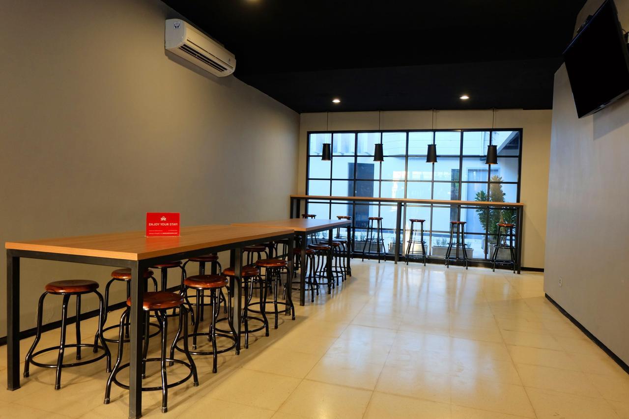 Zen Hostel Gubeng Station Surabaja Zewnętrze zdjęcie